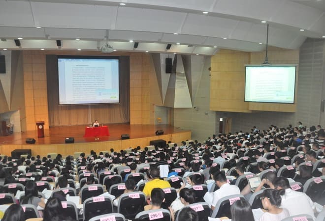 知明所主任汪腾锋律师为深圳500多名律师培训授课