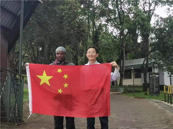 知明律师手持红旗游三国——东非埃肯坦十日行