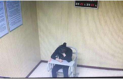 嫌女儿30岁未婚，亲妈抄铁棍暴打被刑拘