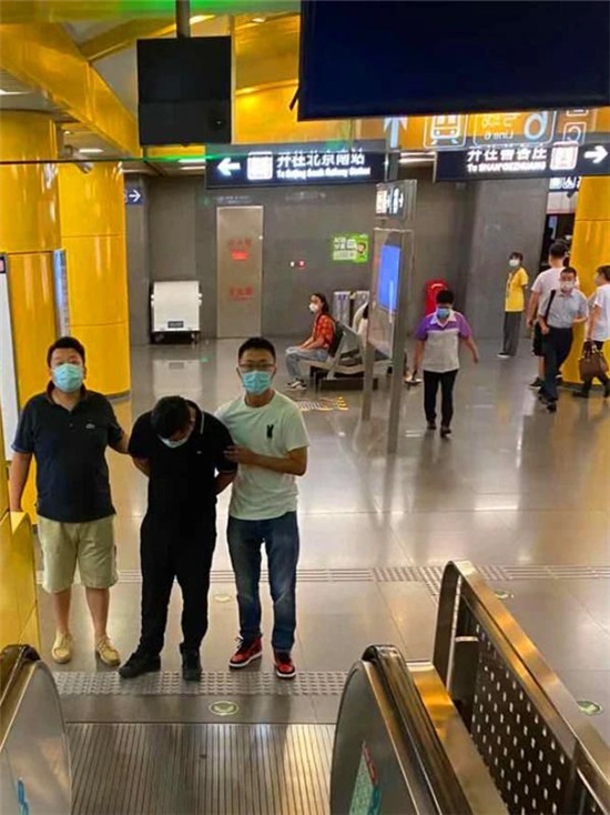 一把揩油，十天拘留