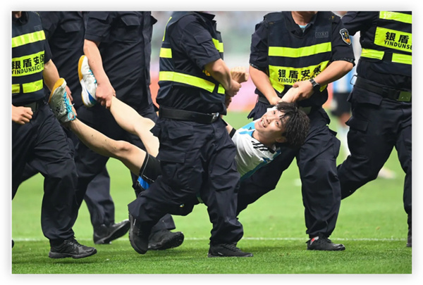 冲入球场拥抱梅西，扰乱比赛或被处罚