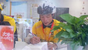 深圳外卖小哥学英语迎APEC背后：新就业形态劳动者权益保障与职业发展合规解析