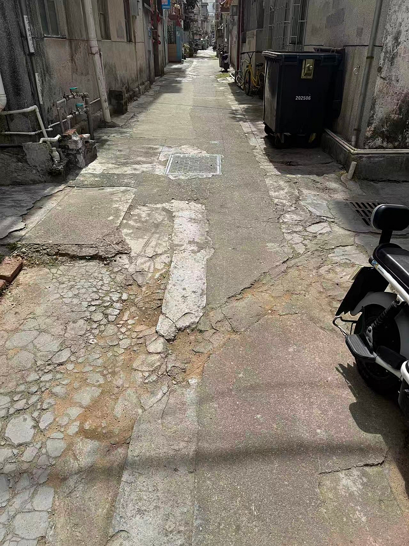 深圳龙岗22条道路修缮背后：民生工程中的法律监督与居民维权路径